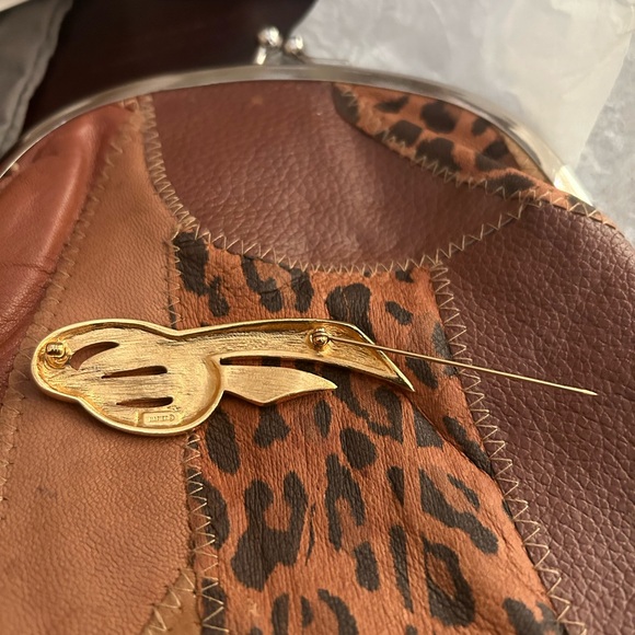 Vintage gold tone lapel pin - Picture 5 of 5